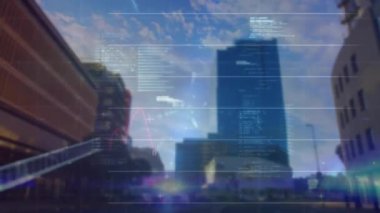 Şehir manzarası üzerinde şema ve veri işleme animasyonları. Küresel iş, teknoloji ve dijital arayüz kavramı dijital olarak oluşturulmuş video.