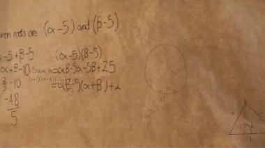 Matematiksel denklemler ve grafikler parşömen arkaplanı üzerinde animasyon. Matematik, bilim, veri, görselleştirme, eğitim, sayılar