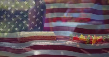 Barbekü üzerine Amerikan bayrağı animajı ve dışarıda kutlama yapan çeşitli arkadaşlar. Kutlama, gelenek, Amerika, yaz, birliktelik ve tatiller, dijital olarak üretilen video.