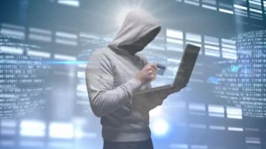 Kredi kartı ve dizüstü bilgisayarı ikili kod ve dijital veri üzerinde tutan kapüşonlu bir figür. Siber güvenlik, hackleme, dolandırıcılık, kimlik hırsızlığı, internet, siber suç