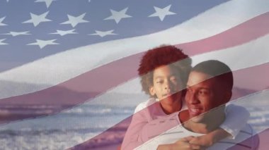 Bağımsızlık Günü metni, Amerika bayrağı, Afrika kökenli Amerikalı baba, kızını sırtında taşıyor. Dijital kompozit, vatanseverlik, özgürlük, kutlama, mutluluk, aile, çocukluk, birlikte, plaj.