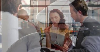 Muhtelif meslekdaşların ofiste iş tartışmaları üzerinde tekerlek animasyonu. Küresel iş, iş ve dijital arayüz kavramı dijital olarak oluşturulmuş video.