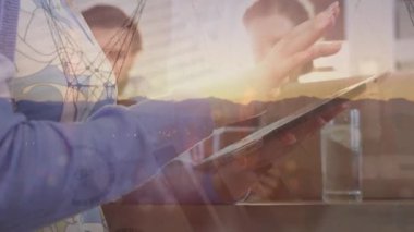 Ofiste iş görüşmeleri, grafikler ve manzaralar üzerinde tartışmalar. Bu dijital animasyon arka planda büyüyen veri, sayı ve veri grafikleriyle birlikte sarı ekranı gösterir