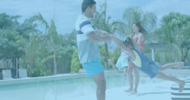 Kafkasyalı ebeveynlerin üzerinde kırmızı, beyaz ve mavi çizgilerin canlandırılması. Güneşte oynayan kız ve erkek çocukları. Aile, Amerika, yaz, birliktelik, eğlence ve tatiller, dijital olarak üretilen video.