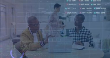 İş arkadaşları tartışıyor ve planlıyorlar. Ofisteki bir masadaki dizüstü bilgisayara bakıyorlar. Artan sayıları olan beyaz bir grafiğin animasyonu yüzüyor.