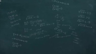 Matematiksel denklemler ve formüller kara karatahta altyapısı üzerine animasyon. Matematik, bilim, hesaplama, eğitim, öğrenme, karatahta