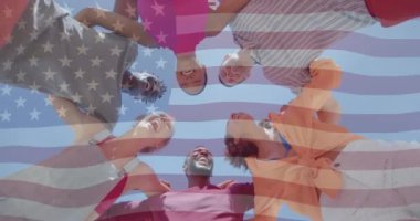 Amerikan bayrağının animasyonu güneşte kucaklaşan çeşitli mutlu arkadaşlara bakış açısının altında. Kutlama, birliktelik, Amerika, yaz, arkadaşlık, eğlence ve tatiller, dijital olarak üretilen video.