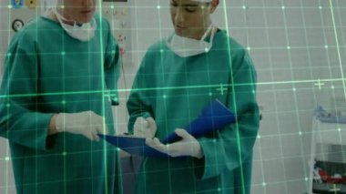 Tıbbi uzmanlar hasta verilerini tartışıyor, hastane ortamında canlı yayın yapıyorlar. Sağlık, doktorlar, takım çalışması, teknoloji, analiz, iletişim