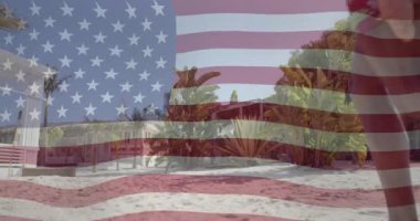 Sunny Beach 'te sırtına binen iki farklı çiftin üzerinde Amerikan bayrağı animasyonu. Kutlama, Amerika, yaz, birliktelik, özgürlük, eğlence ve tatiller, dijital olarak üretilen video.