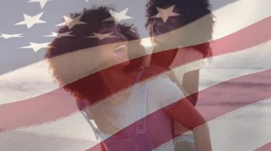Bağımsızlık Günü metni, Amerika bayrağı, Afrika kökenli Amerikalı anne, kızını sırtında taşıyor. Dijital kompozit, vatanseverlik, özgürlük, kutlama, mutluluk, aile, çocukluk, birlikte, plaj.