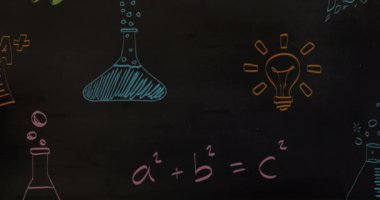 Matematiksel denklemler ve bilim simgeleri üzerinden okula dönüş metninin animasyonu. Küresel eğitim ve dijital arayüz kavramı dijital olarak oluşturulmuş video.