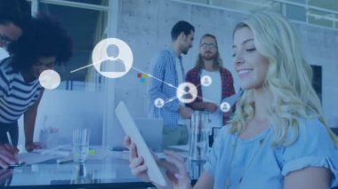 Modern ofisteki çeşitli iş adamları üzerinde bağlantı ağı animasyonu. teknoloji, takım çalışması, işbirliği, çeşitlilik, yenilik, strateji