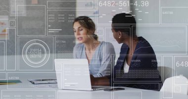 Ofisteki çeşitli iş adamlarının veri işleme görüntüsü. Küresel finans, iş, bağlantılar, hesaplama ve veri işleme kavramı dijital olarak oluşturuldu.