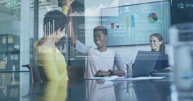 Ofisteki çeşitli iş adamlarıyla ilgili finansal veri işleme resmi. Küresel finans, iş, bağlantılar, hesaplama ve veri işleme kavramı dijital olarak oluşturuldu.