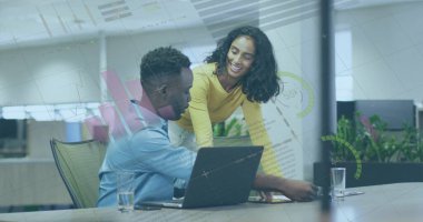 Ofisteki çeşitli iş adamlarıyla ilgili finansal veri işleme resmi. Küresel finans, iş, bağlantılar, hesaplama ve veri işleme kavramı dijital olarak oluşturuldu.