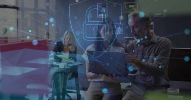 Ofisteki çeşitli iş adamları üzerindeki asma kilit ve bağlantı ağının görüntüsü. Küresel siber güvenlik, iş, bağlantılar, hesaplama ve veri işleme kavramı dijital olarak oluşturuldu.