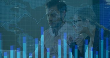 Mali veriler ve dünya haritası ofiste çalışan iş adamları üzerinde. Finans, analitik, küreselleşme, takım çalışması, dijital dönüşüm, teknoloji