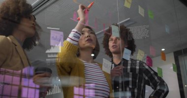 Ofisteki çeşitli iş adamlarıyla ilgili finansal veri işleme resmi. Küresel finans, iş, bağlantılar, hesaplama ve veri işleme kavramı dijital olarak oluşturuldu.