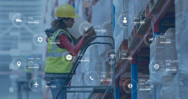 Depoda çalışan melez bir adamın dijital veri işleme görüntüsü. Küresel gönderim, bağlantılar, hesaplama ve veri işleme kavramı dijital olarak oluşturuldu.