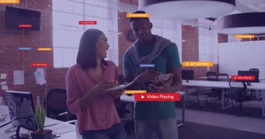 Sosyal medya simgeleri, ofiste iş tartışan çeşitli meslektaşlar üzerine mesajlar. Küresel sosyal medya, iş ve dijital arayüz kavramı dijital olarak oluşturulmuş görüntü.