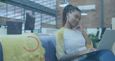 Ofiste dizüstü bilgisayar kullanan melez bir iş kadınının mali veri işleme görüntüsü. Küresel finans, iş, bağlantılar, hesaplama ve veri işleme kavramı dijital olarak oluşturuldu.