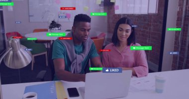 Sosyal medya simgeleri, ofiste iş tartışan çeşitli meslektaşlar üzerine mesajlar. Küresel sosyal medya, iş ve dijital arayüz kavramı dijital olarak oluşturulmuş görüntü.