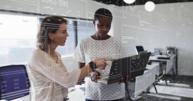 Ofisteki çeşitli iş adamlarının veri işleme görüntüsü. Küresel finans, iş, bağlantılar, hesaplama ve veri işleme kavramı dijital olarak oluşturuldu.