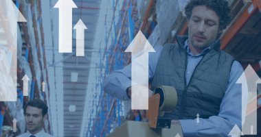 Depoda çalışan farklı adamların dijital veri işleme görüntüsü. Küresel gönderim, bağlantılar, hesaplama ve veri işleme kavramı dijital olarak oluşturuldu.