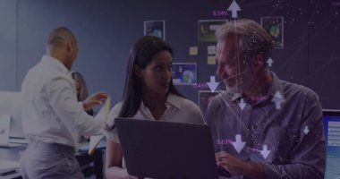 Ofisteki farklı iş adamlarının ikonlarıyla olan bağlantı ağının resmi. Küresel finans, iş, bağlantılar, hesaplama ve veri işleme kavramı dijital olarak oluşturuldu.