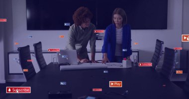 Sosyal medya simgeleri, ofiste iş tartışan çeşitli meslektaşlar üzerine mesajlar. Küresel sosyal medya, iş ve dijital arayüz kavramı dijital olarak oluşturulmuş görüntü.