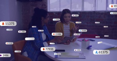 Sosyal medya simgelerinin görüntüsü, çeşitli meslektaşların ofiste iş görüşmesi üzerine numaralar içeriyor. Küresel sosyal medya, iş ve dijital arayüz kavramı dijital olarak oluşturulmuş görüntü.