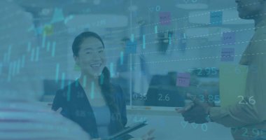 Ofisteki çeşitli iş adamlarıyla ilgili finansal veri işleme resmi. Küresel finans, iş, bağlantılar, hesaplama ve veri işleme kavramı dijital olarak oluşturuldu.