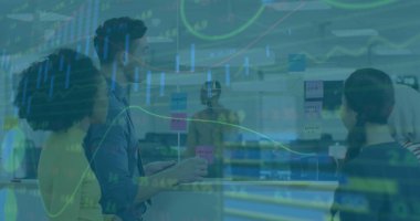 Ofisteki çeşitli iş adamlarıyla ilgili finansal veri işleme resmi. Küresel finans, iş, bağlantılar, hesaplama ve veri işleme kavramı dijital olarak oluşturuldu.