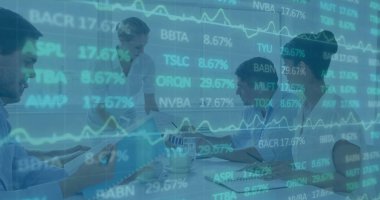 Ofisteki çeşitli iş adamlarıyla ilgili finansal veri işleme resmi. Küresel finans, iş, bağlantılar, hesaplama ve veri işleme kavramı dijital olarak oluşturuldu.