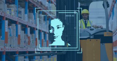 Depoda çalışan melez bir adamın dijital veri işleme görüntüsü. Küresel gönderim, bağlantılar, hesaplama ve veri işleme kavramı dijital olarak oluşturuldu.