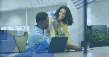 Ofisteki çeşitli iş adamlarıyla ilgili finansal veri işleme resmi. Küresel finans, iş, bağlantılar, hesaplama ve veri işleme kavramı dijital olarak oluşturuldu.