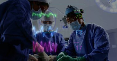 Tıbbi ekip hayati belirtilerle ameliyat yapıyor ve üzerlerindeki görüntüyü izliyor. Sağlık, hastane, ameliyathane, cerrahlar, teknoloji, takım çalışması