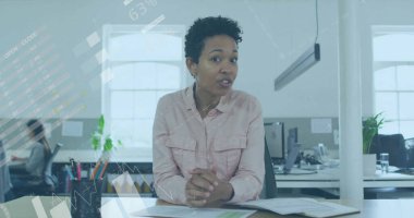 Ofisteki iki ırklı iş kadınının mali veri işleme görüntüsü. Küresel finans, iş, bağlantılar, hesaplama ve veri işleme kavramı dijital olarak oluşturuldu.