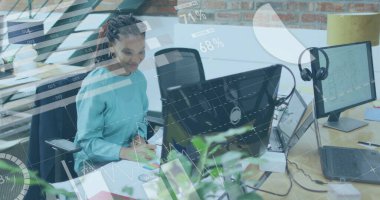 Ofisteki iki ırklı iş kadınının mali veri işleme görüntüsü. Küresel finans, iş, bağlantılar, hesaplama ve veri işleme kavramı dijital olarak oluşturuldu.