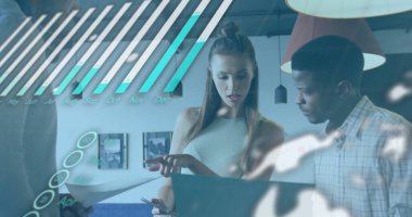 Modern ofiste işbirliği yapan çeşitli meslektaşlar üzerinde iş veri analizi imajı. Takım çalışması, işbirliği, teknoloji, profesyonel, kurumsal, toplantı