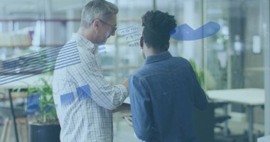 Ofisteki çeşitli iş adamlarıyla ilgili finansal veri işleme resmi. Küresel finans, iş, bağlantılar, hesaplama ve veri işleme kavramı dijital olarak oluşturuldu.