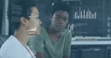 Ofisteki çeşitli iş adamlarıyla ilgili finansal veri işleme resmi. Küresel finans, iş, bağlantılar, hesaplama ve veri işleme kavramı dijital olarak oluşturuldu.