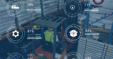 Forklift 'te çalışan melez bir adamın dijital veri işleme görüntüsü. Küresel gönderim, bağlantılar, hesaplama ve veri işleme kavramı dijital olarak oluşturuldu.