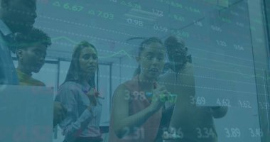 Ofisteki çeşitli iş adamlarıyla ilgili finansal veri işleme resmi. Küresel finans, iş, bağlantılar, hesaplama ve veri işleme kavramı dijital olarak oluşturuldu.