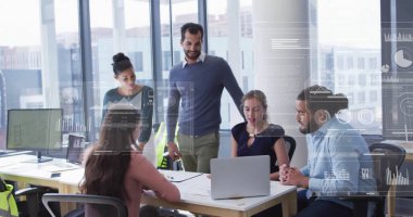 Ofisteki çeşitli iş adamlarıyla ilgili finansal veri işleme resmi. Küresel finans, iş, bağlantılar, hesaplama ve veri işleme kavramı dijital olarak oluşturuldu.