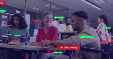 Sosyal medya simgeleri, ofiste iş tartışan çeşitli meslektaşlar üzerine mesajlar. Küresel sosyal medya, iş ve dijital arayüz kavramı dijital olarak oluşturulmuş görüntü.