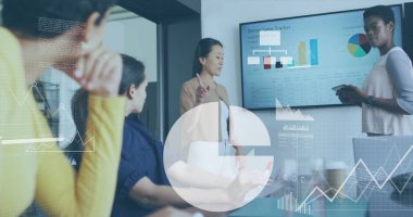 Ofisteki çeşitli iş adamlarıyla ilgili finansal veri işleme resmi. Küresel finans, iş, bağlantılar, hesaplama ve veri işleme kavramı dijital olarak oluşturuldu.