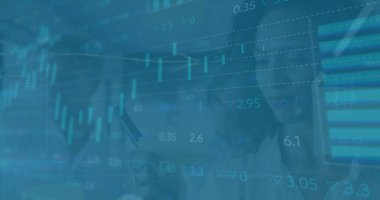 Ofisteki çeşitli iş adamlarıyla ilgili finansal veri işleme resmi. Küresel finans, iş, bağlantılar, hesaplama ve veri işleme kavramı dijital olarak oluşturuldu.