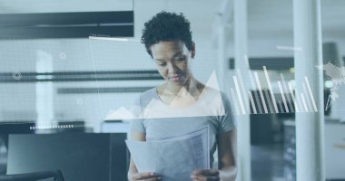 Ofisteki iki ırklı iş kadınının mali veri işleme görüntüsü. Küresel finans, iş, bağlantılar, hesaplama ve veri işleme kavramı dijital olarak oluşturuldu.