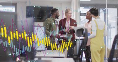 Muhtelif meslektaşların ofiste toplanmasıyla ilgili finansal veri işleme resmi. Küresel finansman, iş ve dijital arayüz kavramı dijital olarak oluşturulmuş görüntü.